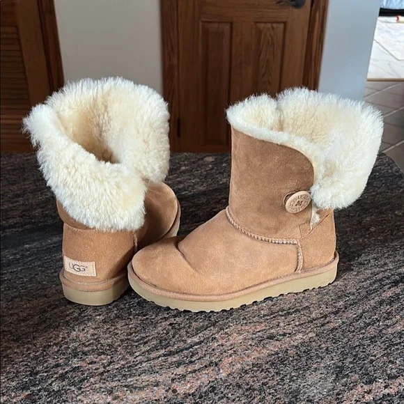 Beige Boots Cream Colored Uggs UGG Short Turnlock Cream Tan Color